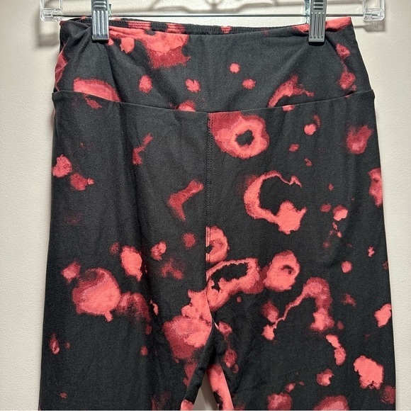 NEW LulaRoe OS Soft Leggings One Size  2-10 Small-Large Red Black Abstract - Picture 8 of 11